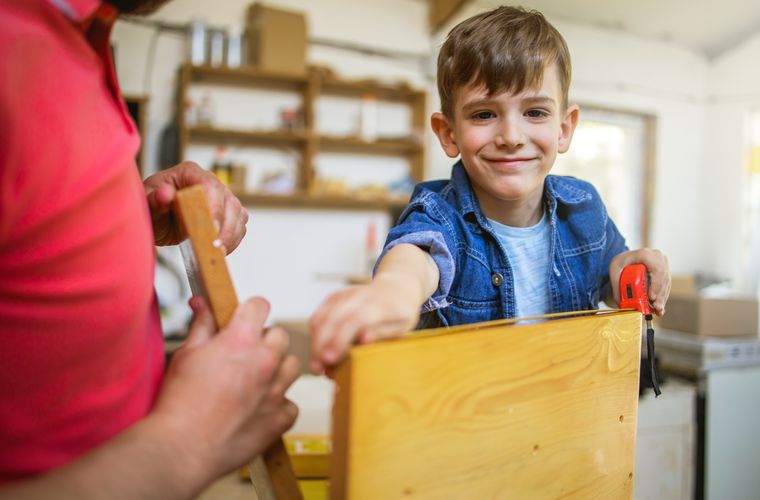 Un niño aprende a construir junto a un adulto