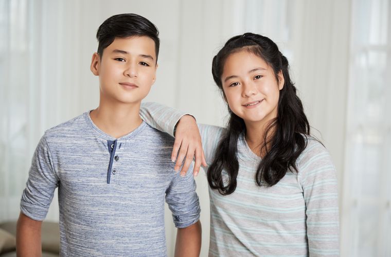 Dos estudiantes posan juntos como modelos a seguir